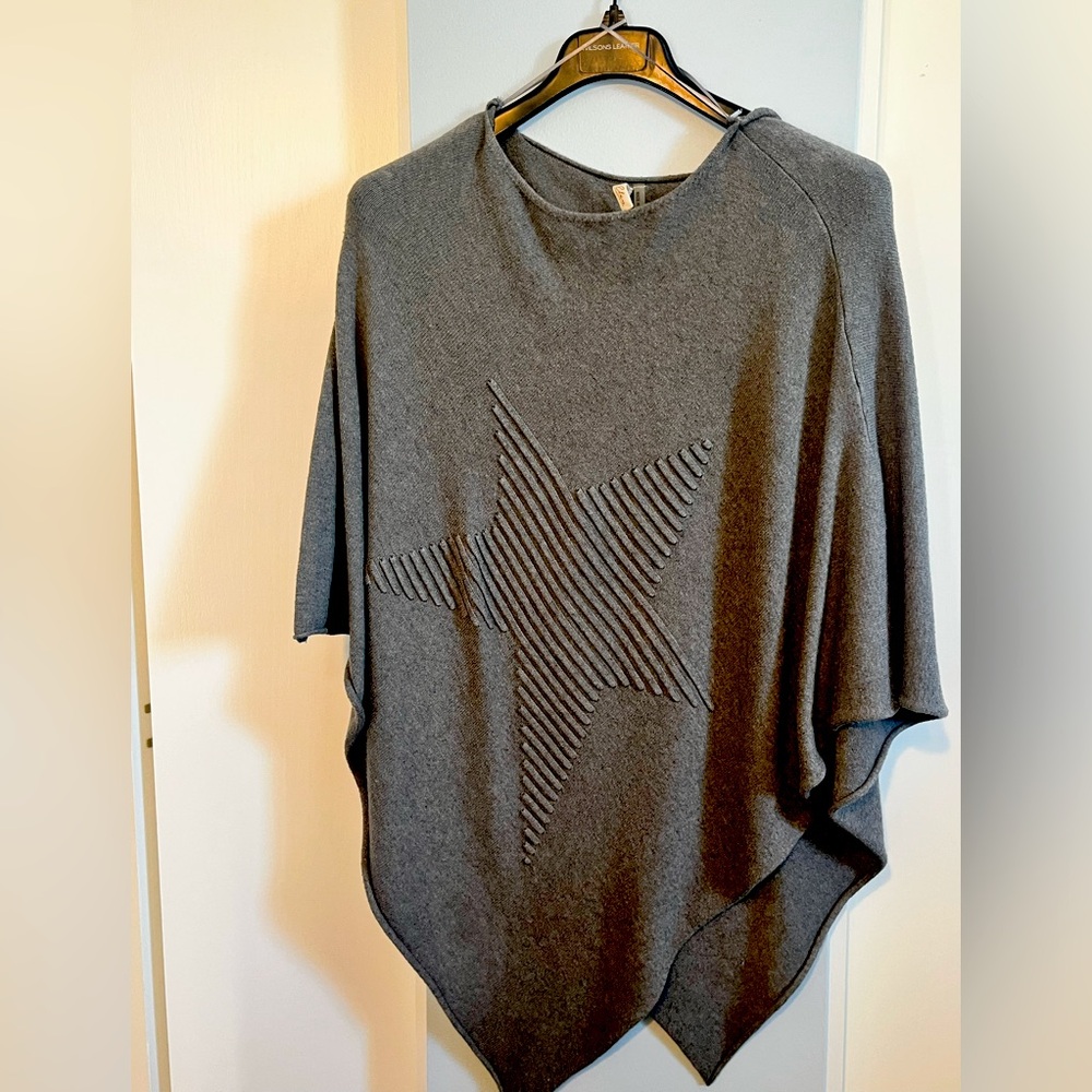 Elan women’s poncho size small.
